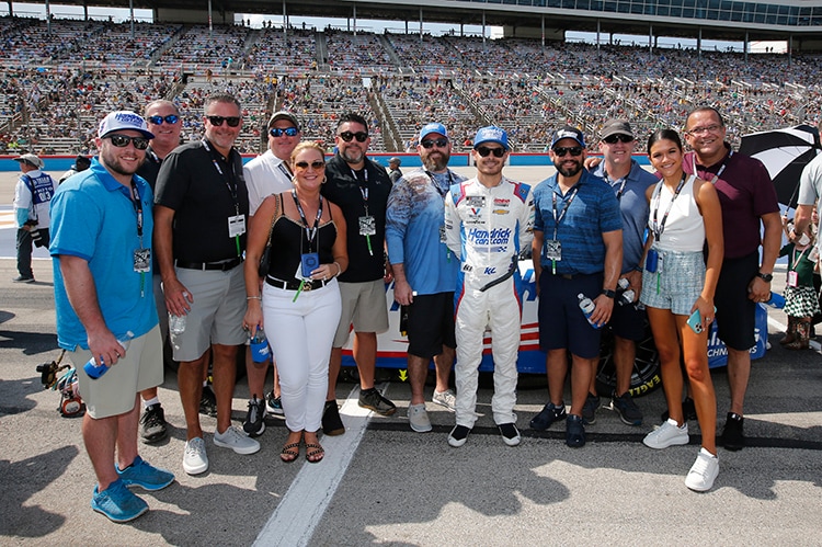 2022 Kyle Larson Texas2 teammates.jpg