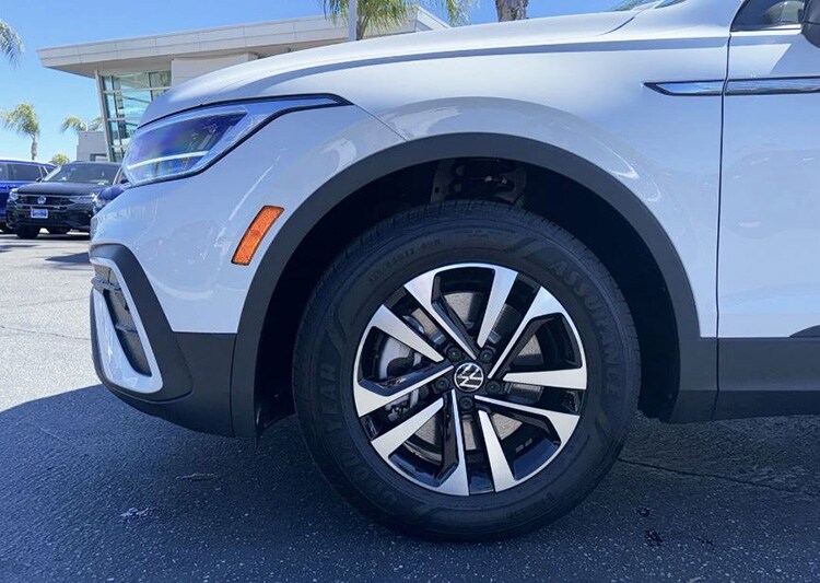 2024%20Volkswagen%20Tiguan%20wheel%20Hendrick%20Cars.jpg